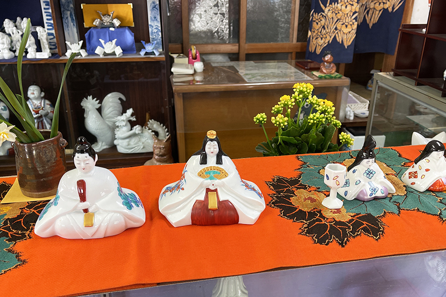 伊万里　鍋島大川内焼　鶏の置物　鍋島大五作　（貴重作品） 伊万里 鍋島大川内焼 鶏の置物 鍋島大五作 （貴重作品） - メルカリ