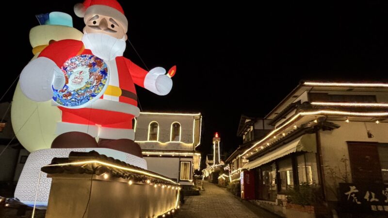 大川内山に巨大サンタクロースが出現しました